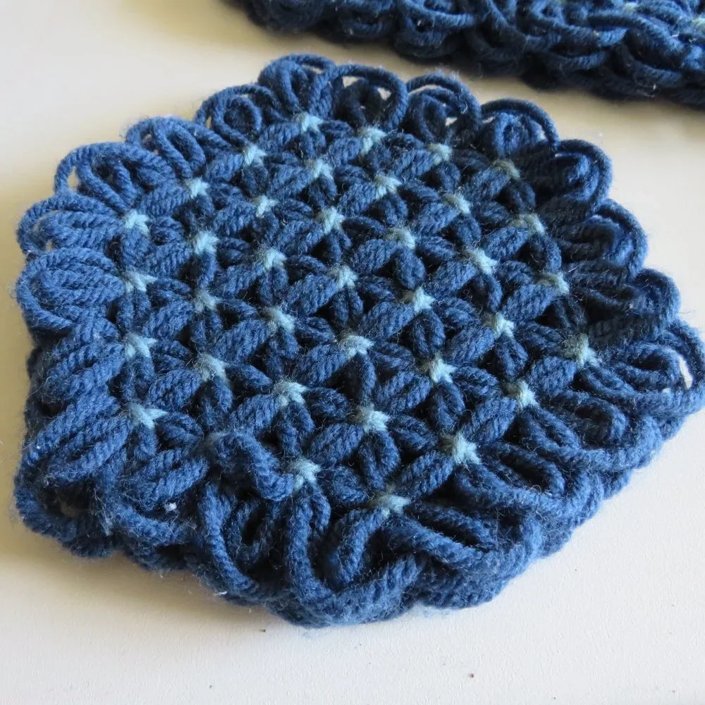 YARN TRIVET & 2 COASTER PLACE Vintage Yarn 1980s (set of 3 total)